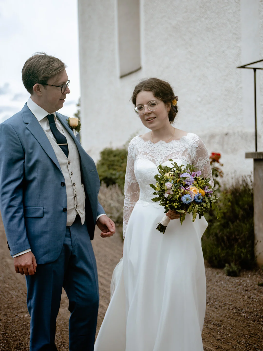 Katolskt bröllop i Vårdsbergs kyrka av Studio Engström - bröllopsfotograf i Linköping Norrköping Östergötland