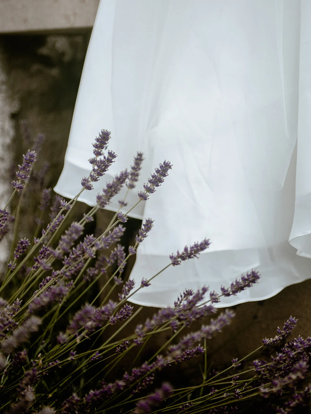 Katolskt bröllop i Vårdsbergs kyrka av Studio Engström - bröllopsfotograf i Linköping Norrköping Östergötland
