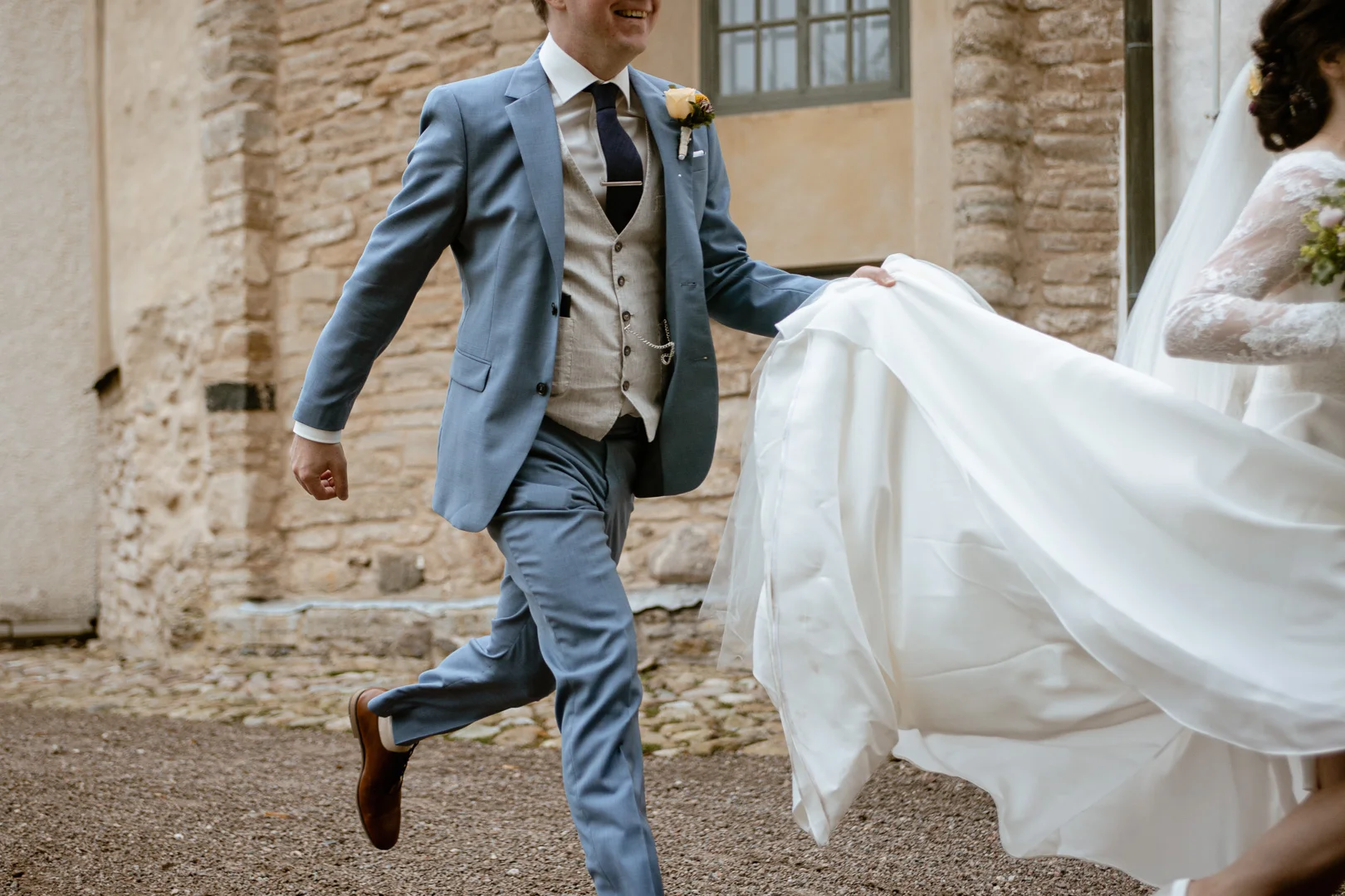 Katolskt bröllop i Vårdsbergs kyrka av Studio Engström - bröllopsfotograf i Linköping Norrköping Östergötland