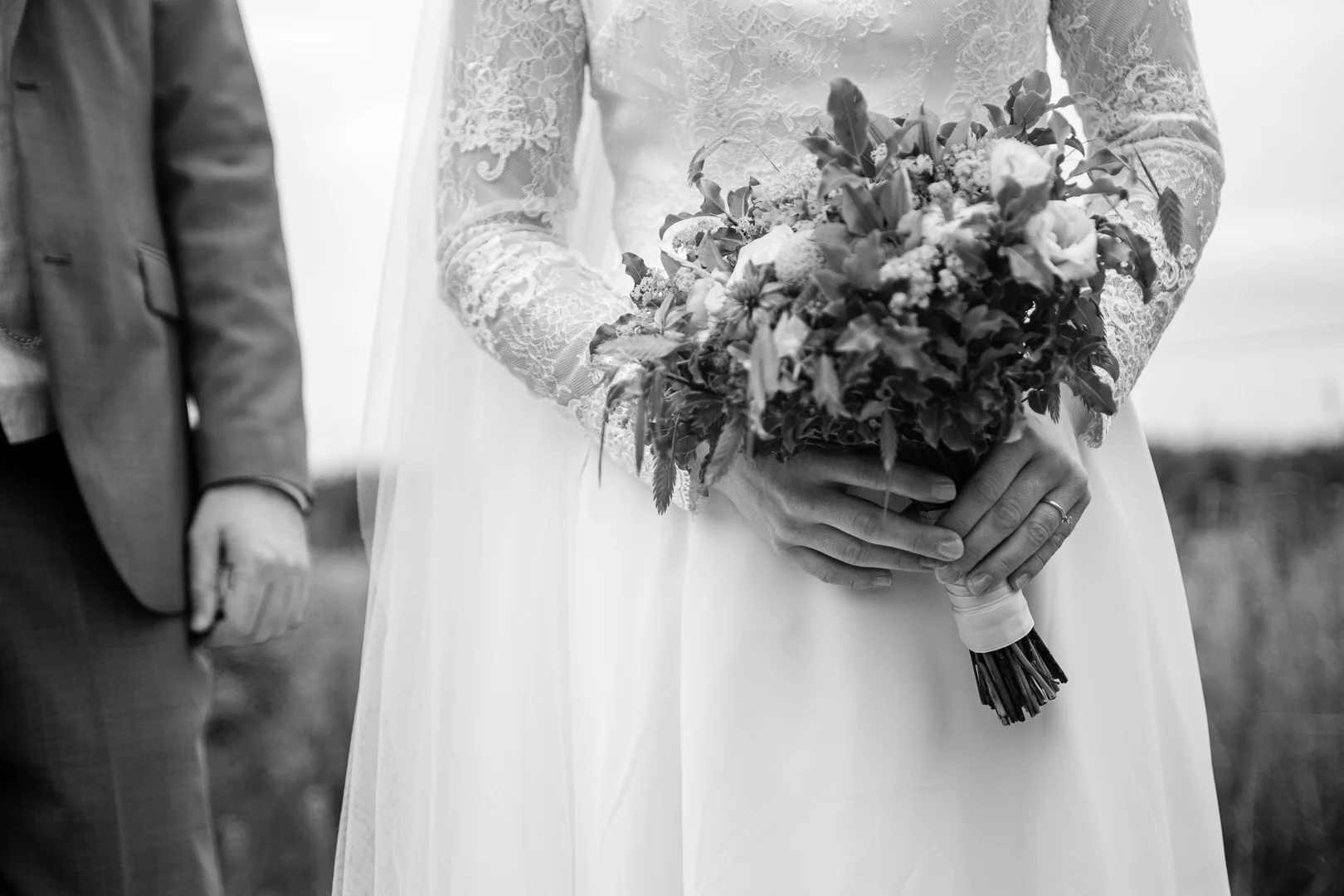 Katolskt bröllop i Vårdsbergs kyrka av Studio Engström - bröllopsfotograf i Linköping Norrköping Östergötland