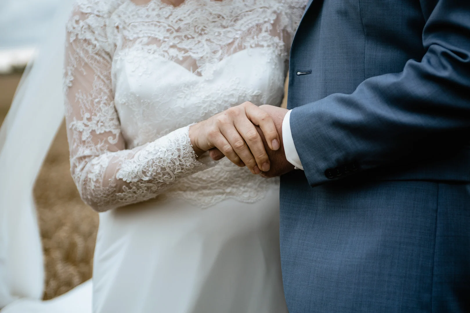 Katolskt bröllop i Vårdsbergs kyrka av Studio Engström - bröllopsfotograf i Linköping Norrköping Östergötland