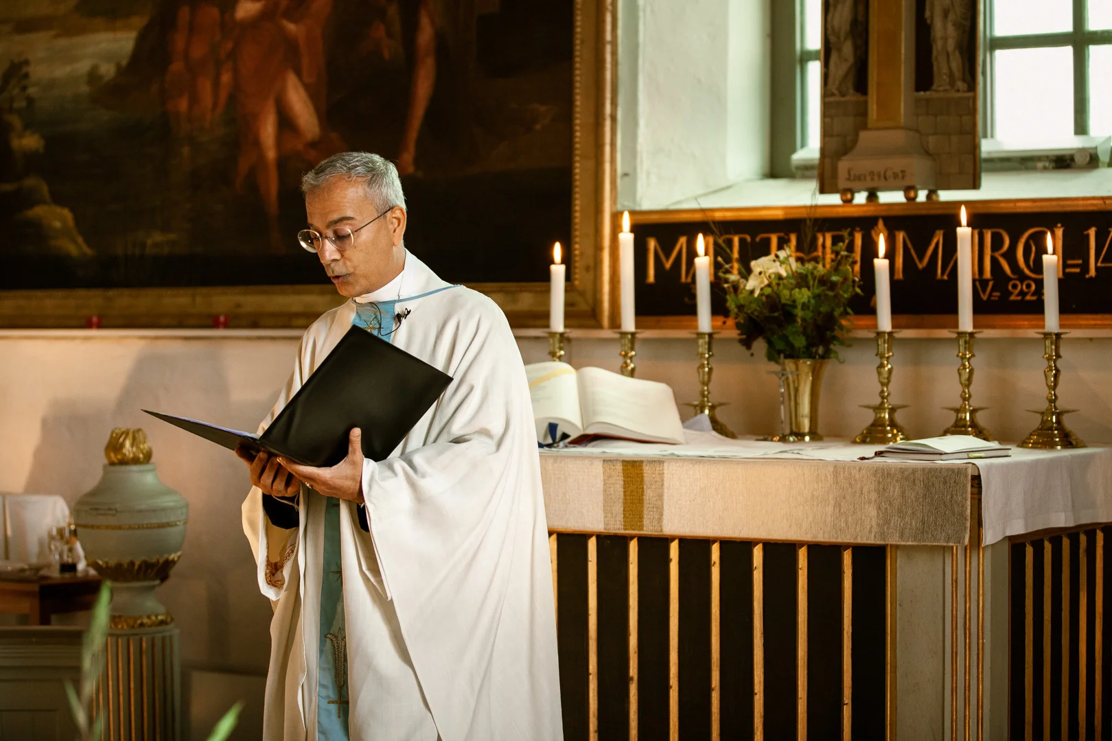Katolskt bröllop i Vårdsbergs kyrka av Studio Engström - bröllopsfotograf i Linköping Norrköping Östergötland