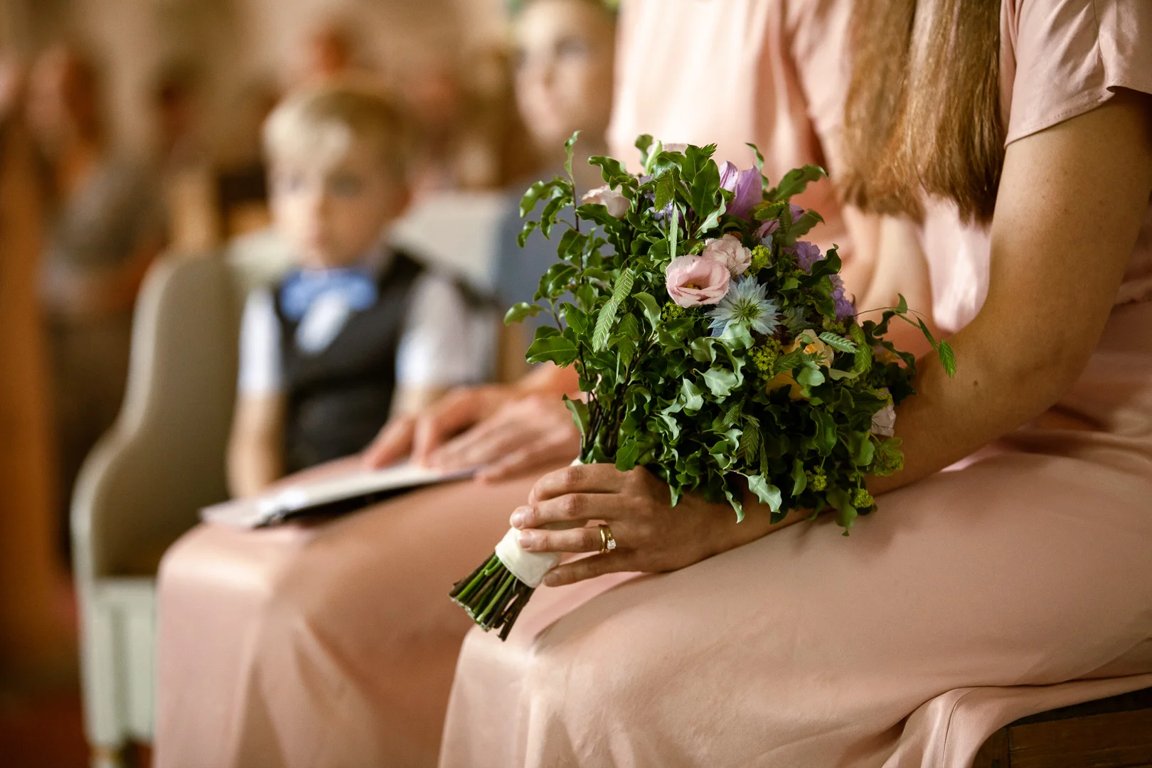 Katolskt bröllop i Vårdsbergs kyrka av Studio Engström - bröllopsfotograf i Linköping Norrköping Östergötland