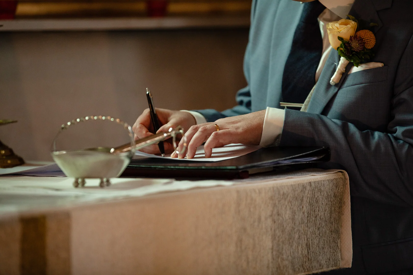 Katolskt bröllop i Vårdsbergs kyrka av Studio Engström - bröllopsfotograf i Linköping Norrköping Östergötland
