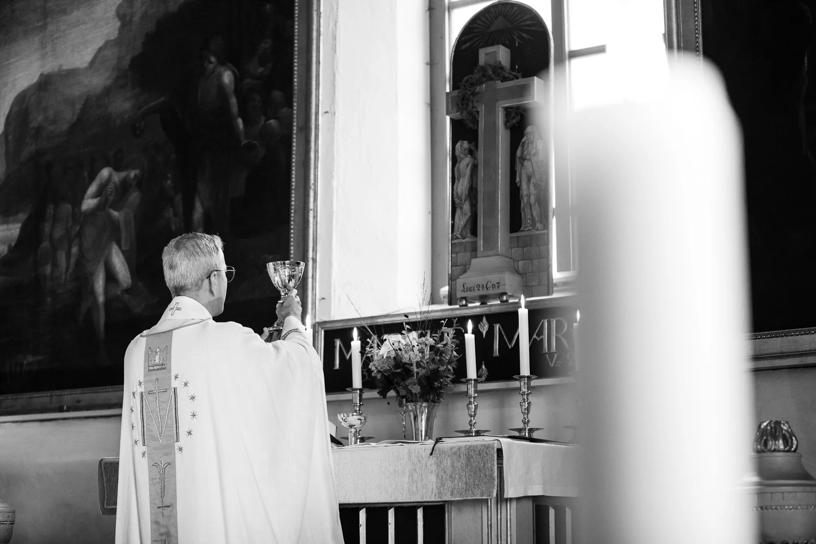 Katolskt bröllop i Vårdsbergs kyrka av Studio Engström - bröllopsfotograf i Linköping Norrköping Östergötland