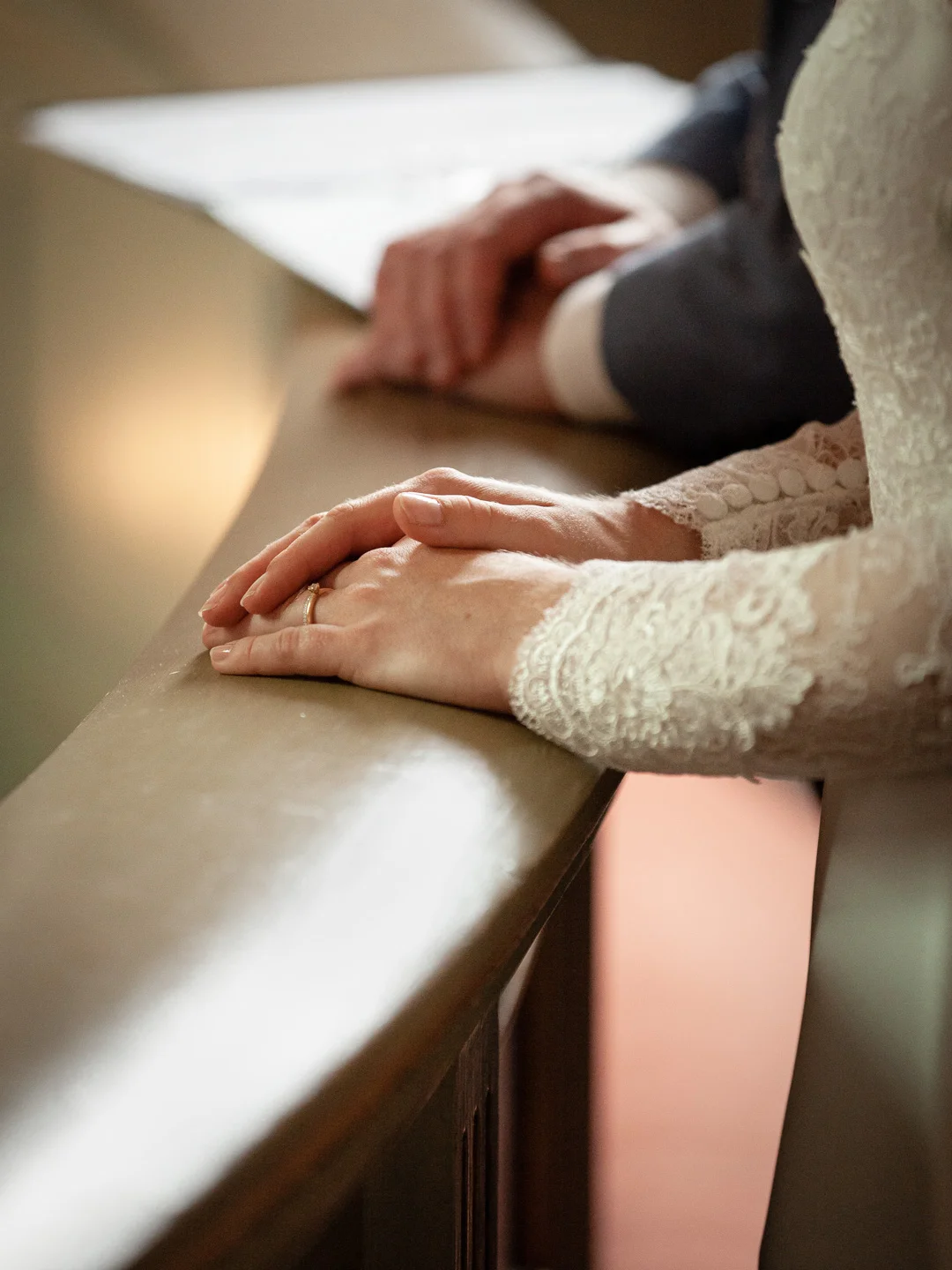 Katolskt bröllop i Vårdsbergs kyrka av Studio Engström - bröllopsfotograf i Linköping Norrköping Östergötland