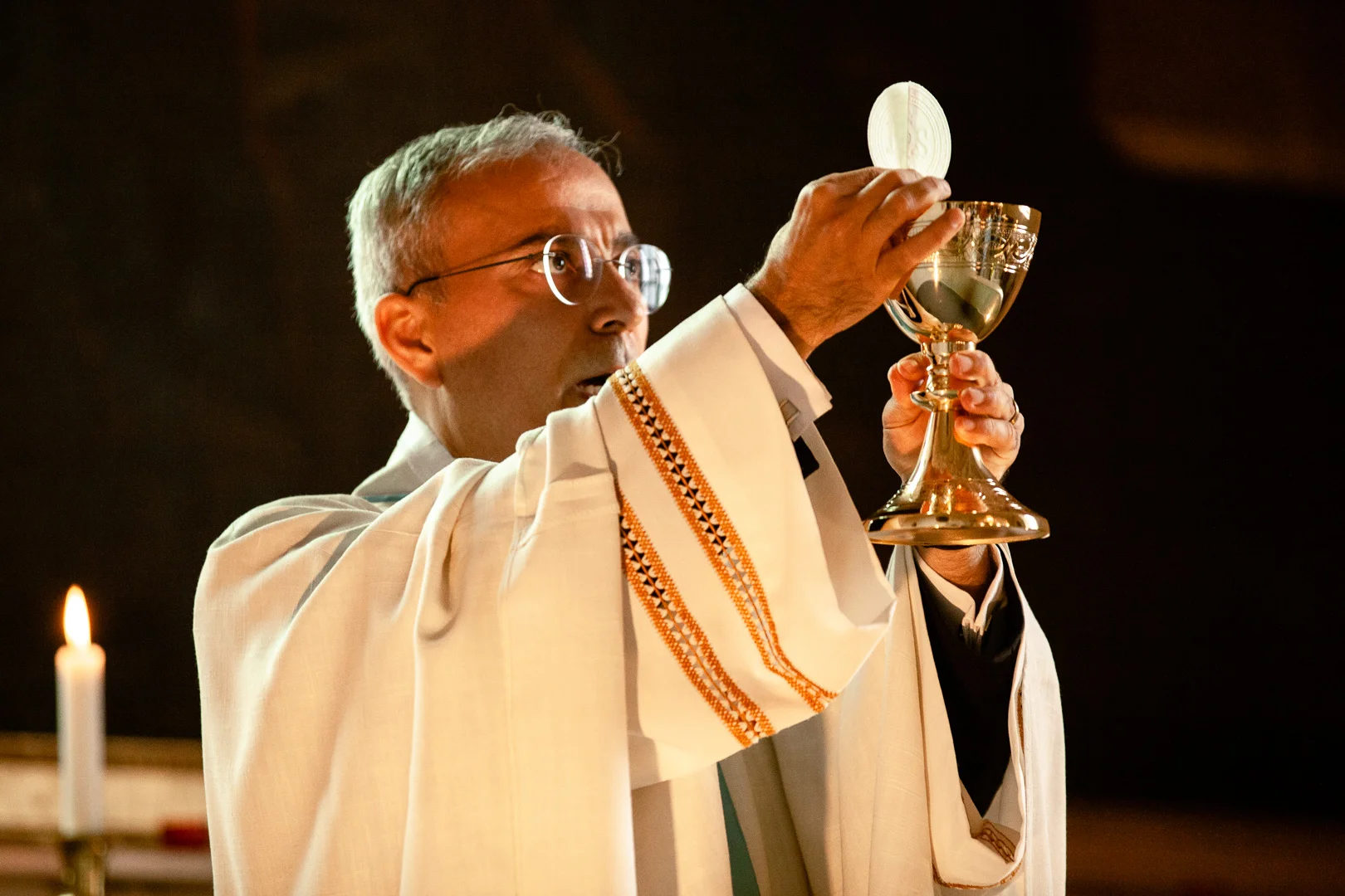 Katolskt bröllop i Vårdsbergs kyrka av Studio Engström - bröllopsfotograf i Linköping Norrköping Östergötland