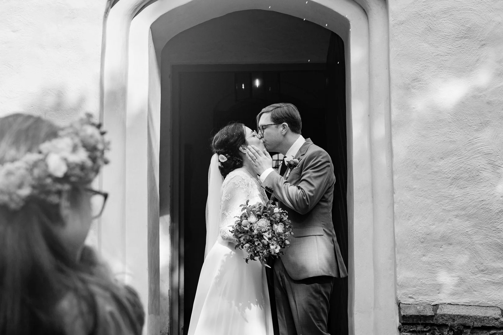 Katolskt bröllop i Vårdsbergs kyrka av Studio Engström - bröllopsfotograf i Linköping Norrköping Östergötland