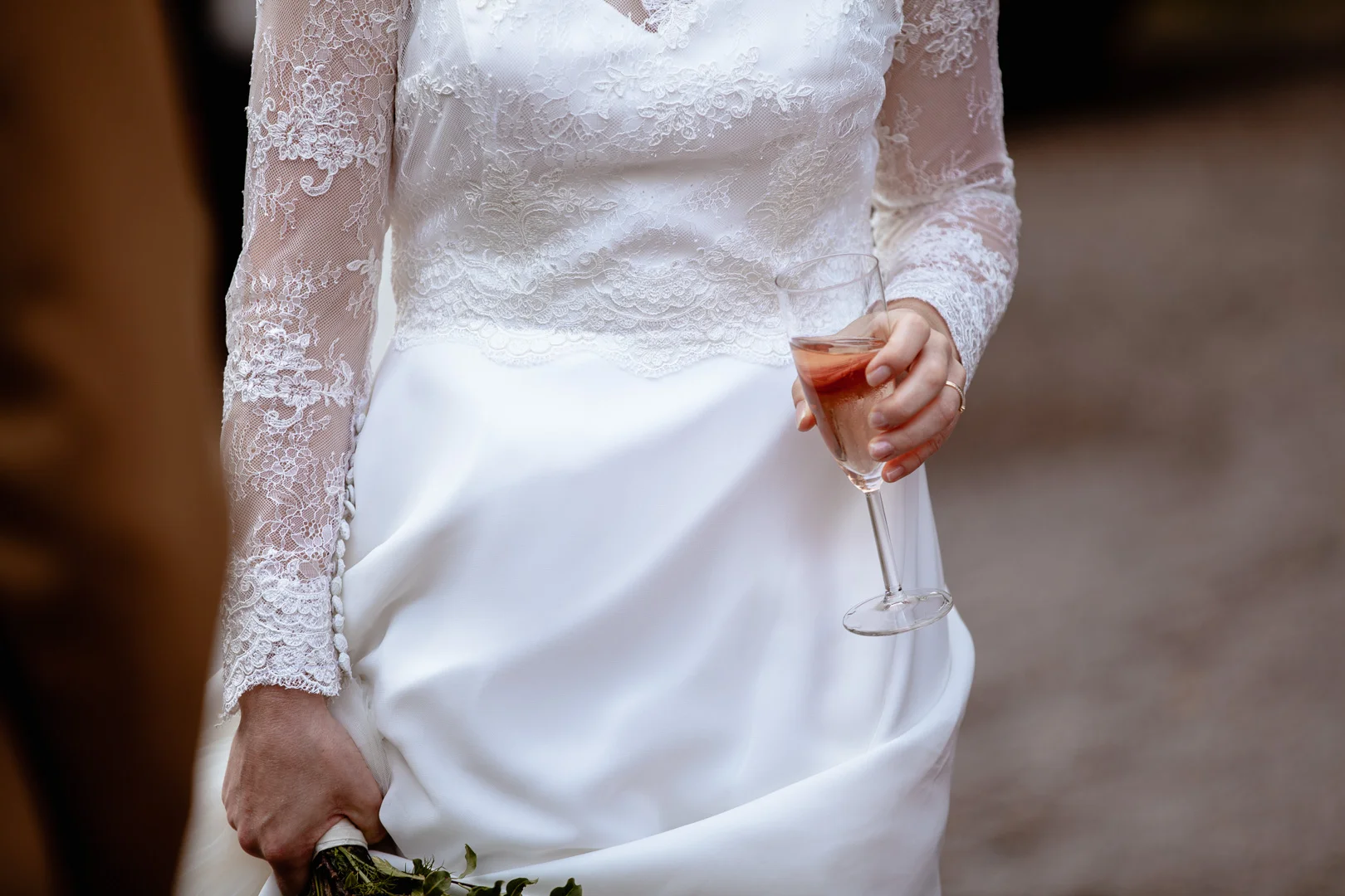 Katolskt bröllop i Vårdsbergs kyrka av Studio Engström - bröllopsfotograf i Linköping Norrköping Östergötland