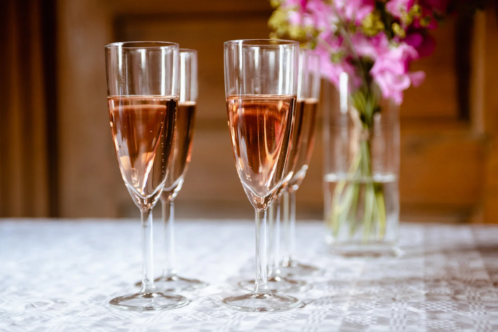 Katolskt bröllop i Vårdsbergs kyrka av Studio Engström - bröllopsfotograf i Linköping Norrköping Östergötland