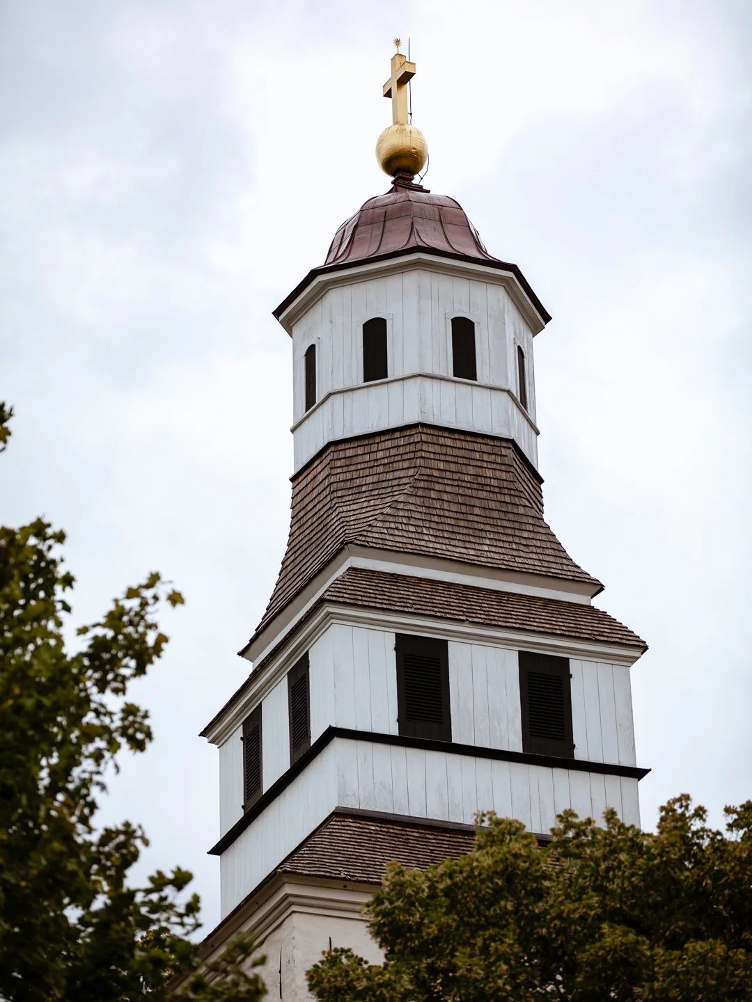 Katolskt bröllop i Vårdsbergs kyrka av Studio Engström - bröllopsfotograf Linköping Norrköping Östergötland