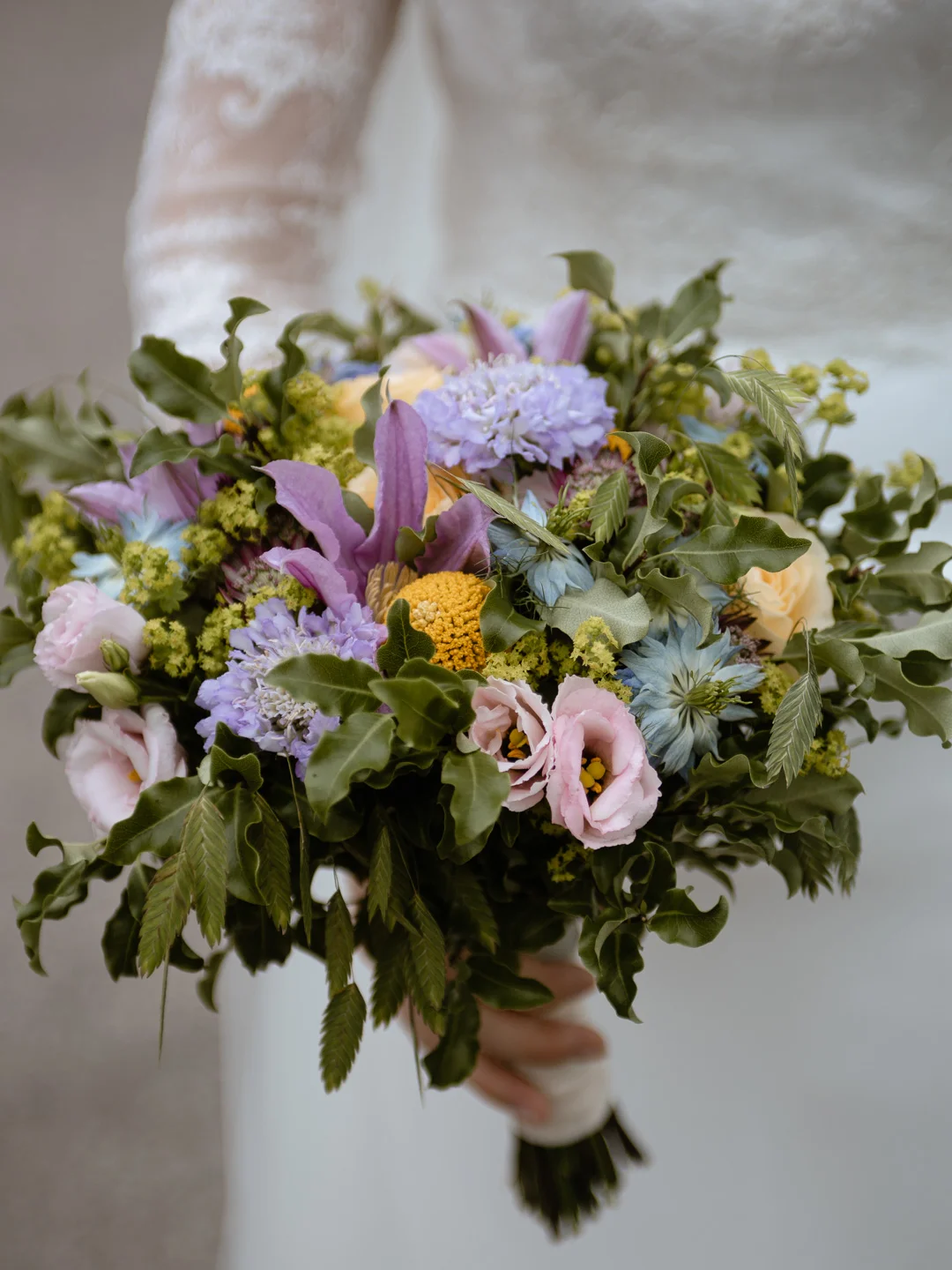Katolskt bröllop i Vårdsbergs kyrka av Studio Engström - bröllopsfotograf Linköping Norrköping Östergötland